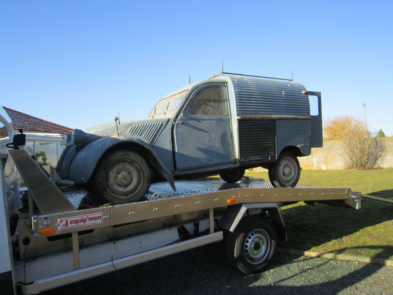 2CV AZU sur camion 2.JPG