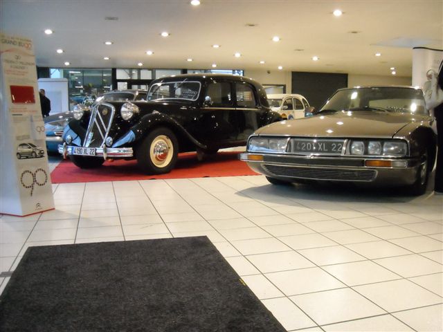 Les 90 ans Citroën avec l'autre 6 cylindres.jpg