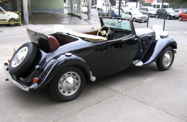 citroen_traction_cabriolet_3-4_rear_6.jpg